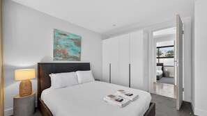 2 bedrooms, iron/ironing board, free WiFi - Cosy 3BR Apt with Balcony & Parking in Coogee (Coogee)