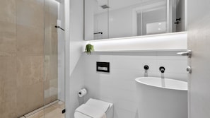 Shower - Cosy 3BR Apt with Balcony & Parking in Coogee (Coogee)