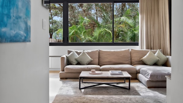 Smart TV - Cosy 3BR Apt with Balcony & Parking in Coogee (Coogee)
