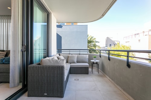 Chic 2-Bed Apartment w/ Balcony Near Coogee Beach