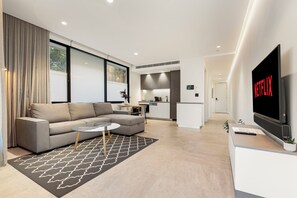 Smart TV - Modern 1BR Abode w/ Courtyard Steps to the Beach (Coogee)