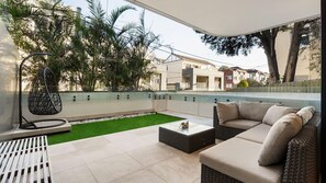 Terrace/patio - Modern 1BR Abode w Courtyard Steps to the Beach (Coogee)