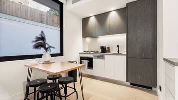 Réfrigérateur, micro-ondes, four, plaque de cuisson