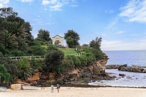 Beach - Modern 1BR Abode w/ Courtyard Steps to the Beach (Coogee)