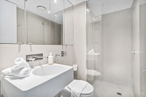 Douche, serviettes fournies, shampoing