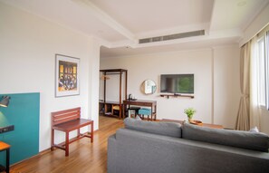 Suite de lujo | Ropa de cama hipoalergénica, minibar, escritorio y insonorización 