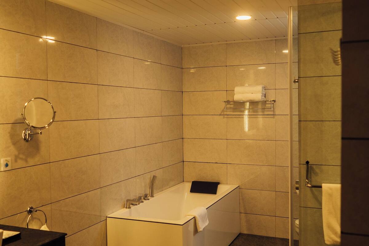 Habitación doble superior | Baño | Regadera, secadora de cabello, pantuflas, toallas