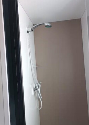 Douche, sèche-cheveux, serviettes fournies