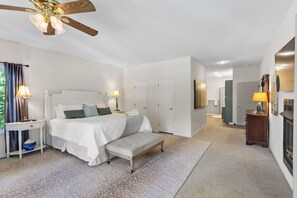 6 bedrooms, desk, iron/ironing board, free WiFi - Lakefront Spacious Home w/dock (Seneca)