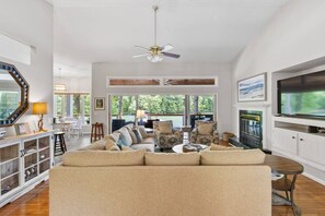 Smart-TV, Bücher, Arbeitsbereiche