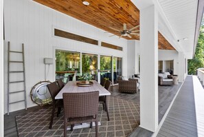 Outdoor dining - Lakefront Spacious Home w/dock (Seneca)