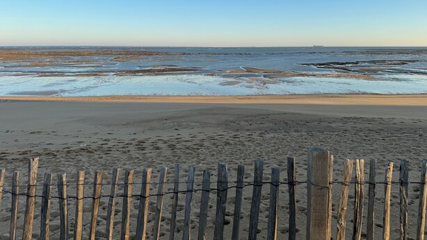 A beach with a wooden fence in the foreground and a clear sky. - Vacation home 300 m from the sea St Denis D'oleron (Saint-Denis-d'Oléron)