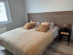 3 makuuhuonetta, työpöytä, silitysrauta/-lauta, vauvan matkasänky