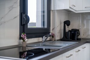 Kjøleskap, ovn, kokeplater og kaffetrakter/tekoker