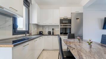 Fridge, oven, stovetop, coffee/tea maker