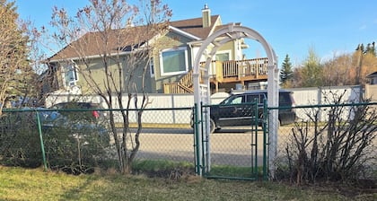 Cozy 2-Bedroom Suite: 5 Minutes Walk To Chestermere Lake