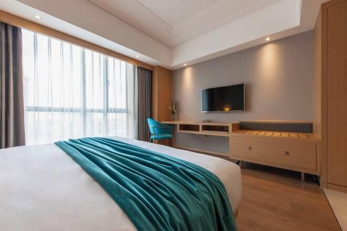 1 phòng ngủ, két bảo mật tại phòng, bàn, bộ trải giường
