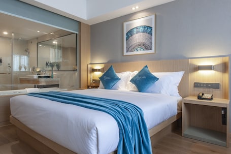 Classic Double Room | In-room safe, desk, bed sheets