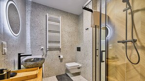 A modern bathroom with a freestanding bathtub, a toilet, and a glass-enclosed shower. - Apartamenty Sun & Snow Belle View (Szklarska Poreba)