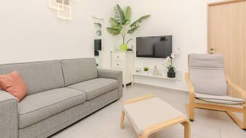 Comfort-Haus, Poolblick | Wohnbereich | 100-cm-LCD-Fernseher mit Satellitenempfang