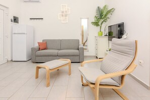 Hus – comfort, bassengutsikt | Oppholdsområde | En 100-centimeters LCD-TV med Parabol-TV