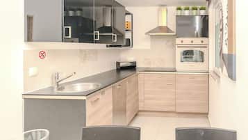 Rumah Comfort, pemandangan kolam renang | Dapur pribadi | Lemari es besar, microwave, oven, dan mesin pencuci piring