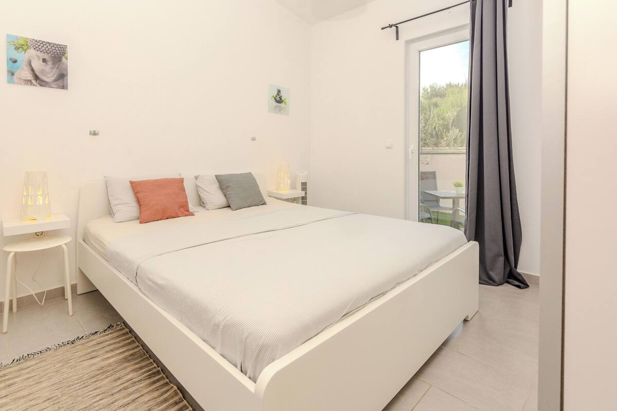 Comfort House, Pool View | Iron/ironing board, free WiFi, bed sheets