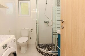 Comfort-Haus, Poolblick | Badezimmer | Dusche, Haartrockner, Handtücher