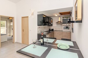 舒適獨棟房屋, 泳池景觀 | 房內用餐區