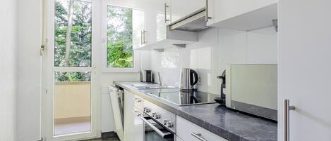 Kühlschrank, Mikrowelle, Ofen, Herdplatte