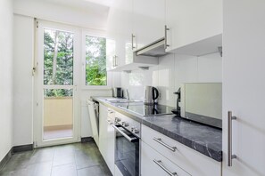 Jääkaappi, mikroaaltouuni, uuni, liesi