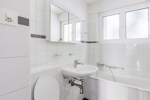 Secador de cabelo, toalhas de banho