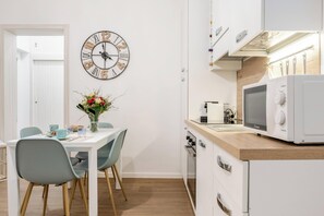 Kjøleskap, mikrobølgeovn, ovn og kokeplater