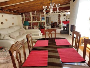 บ้านพัก, 2 ห้องนอน, สูบบุหรี่ได้, สระว่ายน้ำส่วนตัว | ห้องรับประทานอาหาร