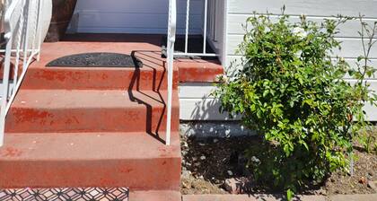 Recently Renovated 3-bedroom house with WiFi in Oakland