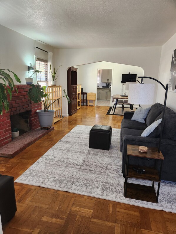 Living area - Recently Renovated 3-bedroom house with WiFi in Oakland (Oakland)