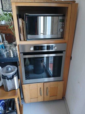 Een koelkast, een microgolfoven, een oven, een kookplaat