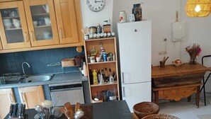 Kaffetrakter/tekoker, kjøleskap, mikrobølgeovn og ovn