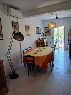 Dining - Spacious duplex apartment ideally located large terrace village center (Sérignan)