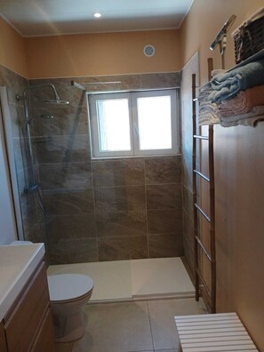 Shower, hair dryer, towels, soap - Spacious duplex apartment ideally located large terrace village center (Sérignan)