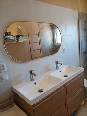 Shower, hair dryer, towels, soap - Spacious duplex apartment ideally located large terrace village center (Sérignan)