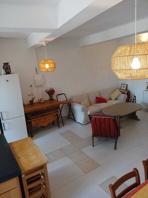 Living area - Spacious duplex apartment ideally located large terrace village center (Sérignan)