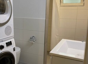 Sèche-cheveux, serviettes fournies, savon, papier toilette