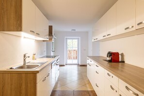 Fridge, stovetop, dishwasher, coffee/tea maker