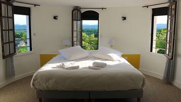 9 bedrooms, free WiFi, bed sheets, wheelchair access
