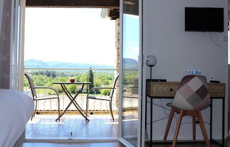 9 bedrooms, free WiFi, bed sheets, wheelchair access. Hotel Inn Holiday Accomodation in Ardeche, Swimming Pool, Diner on reservation