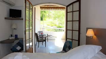 9 bedrooms, free WiFi, bed sheets, wheelchair access