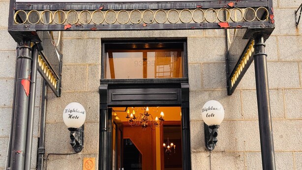 Entrada de hotel con un cartel que dice 'OYO' y 'Highland Gate'.