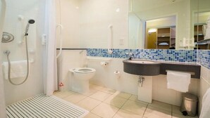 Un baño moderno con ducha, inodoro y lavabo.