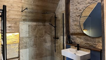 Douche, sĂšche-cheveux, serviettes fournies, savon